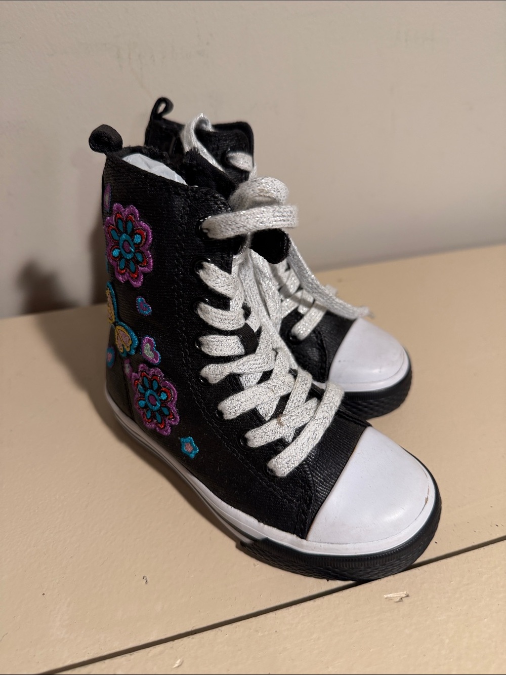 Source Unknown Black High-Top Sneakers with Multicolor Floral Embroidery